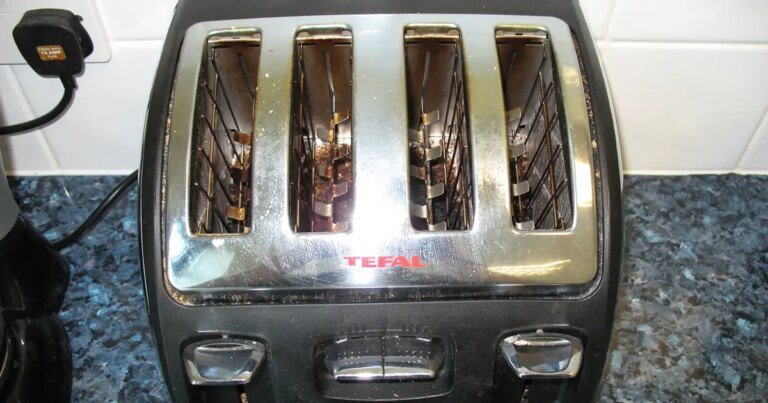 People Are Surprised to Find Out That a Toaster Has a Hidden Compartment